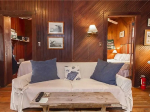 The Historic Lodge, 5 Bedrooms, Sleeps 10, Ocean Front, WiFi