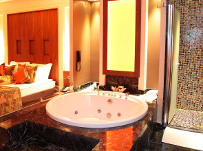 Cratos Premium Hotel & Casino