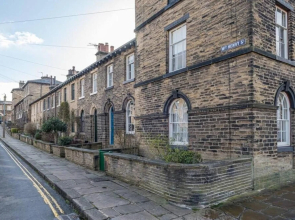 Riverside Balcony With Parking Minutes To Saltaire