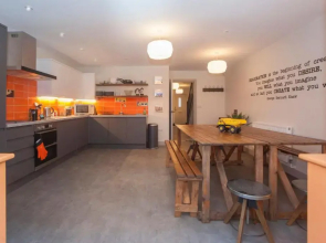 higgihaus #3a & 3b 8 Bed Big Groups Hip Location