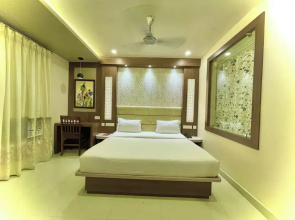 Hotel KUBER PALACE - Sea beach & Temple
