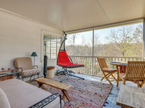 Unwind Fireside & Walk to Dtwn! Tyron Retreat