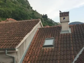 Nova dvokrevetna soba sa dva odvojena kreveta i zajedničkim kupatilom