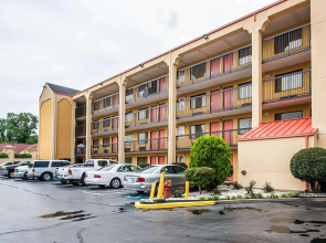 Econo Lodge Inn & Suites Memphis East
