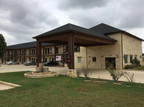 Pearsall Inn & Suites