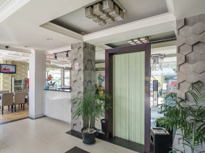 RedDoorz Plus near Mangga Besar Station 2