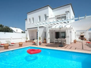 Casa Angelica - High quality 4 bedroom villa - With WIFI and Great pool area