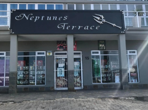 Modern Apartment walking distance to Main Beach Restaurants and other amenities