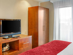 Comfort Suites Oakbrook Terrace near Oakbrook Center