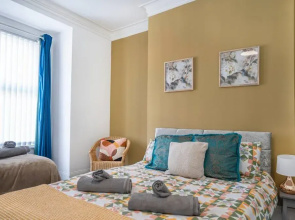 Spacious 3 Bed Flat-free Parking