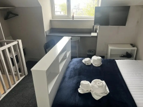 House-sleeps 8-parking-pets Ok-station Close