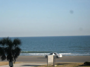 Maravilla Seawall Condo by AB Sea