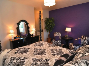 Lake's Edge Tuscan Lodge