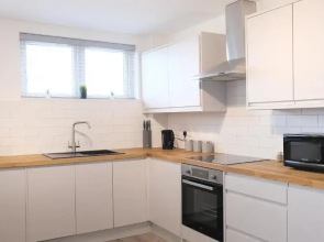 Elegant City Centre Apartment & Free Parking & Contractors and Families