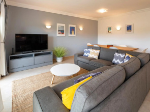 Luxury apartment with free use of pool, gym and spa