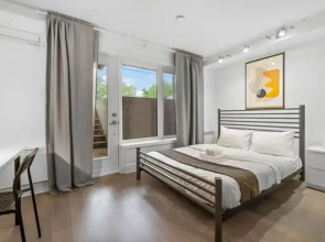 Downtown Metro Frontenac 2 BR new Apartment max 6p