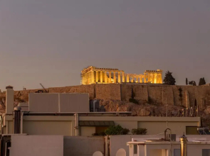 Minimal apartment on the shadow of the Acropolis