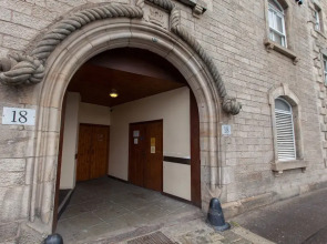 Cozy Flat for 3 in 1860's Leith Whisky Bond