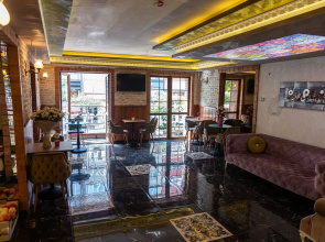 Royal Garden Suite Hotel