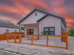 Skyline Retreat 3br-3ba w/ Stunning Views Near DT
