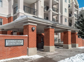 Fun and Colourful Condo w Foosball Parking Coffee