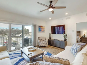 Bright Lewes Condo w/ Balcony, 7 Mi to Beach!