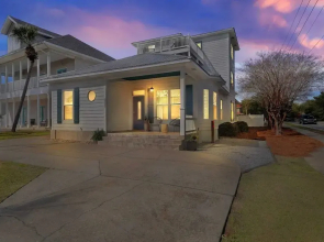 7bdr w/ Private Pool, Hot Tub, Fire Pit, Walk to Beach Tidal Wave by Avantstay
