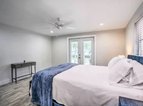 Waterfront Matlacha Home w/ Hot Tub & Grill!