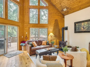 Cle Elum Cabin w/ Hot Tub, 4 Grills & Game Room!