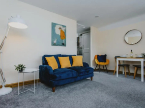 Spacious 2nd Floor Apartment - King Size Bed & Free Parking