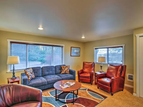 Peacock Hill Retreat on 1 Acre, 1 Mi to Harbor