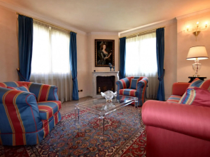 Luxurious Villa in Lombardy with Garden and bubble bath