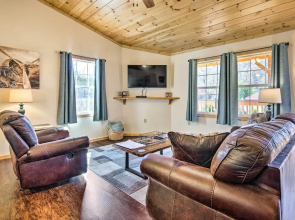 8 Mi to Great Smoky Mtn National Park: Cozy Cabin