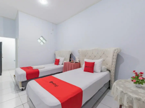 RedDoorz Syariah near Alun Alun Sumedang