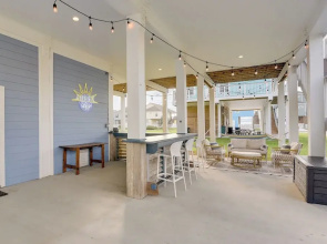 Galveston Home w/ Pool Access, Walk to Beaches!