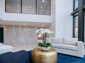 Ivory Newmarket Top Level Modern 2 Bd Apt