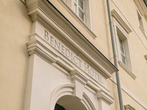 Hotel Benedict