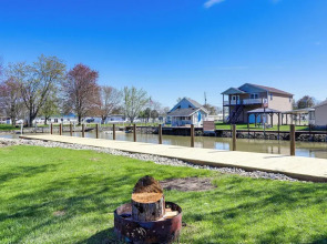 Waterfront Port Clinton Cottage w/ Fire Pit!