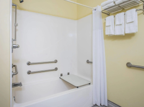Days Inn & Suites by Wyndham Augusta Near Fort Eisenhower