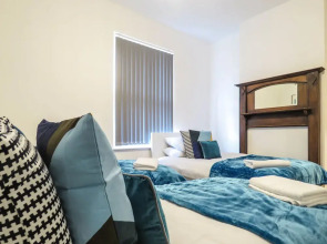 Tudors eSuites Historic Townhouse Birmingham with Garden