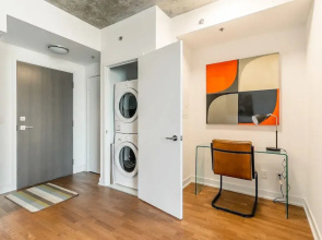 Stunning New 1BR Suite Trendy Queen West