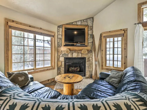 Mountainside Winter Park Ski Home w/ Hot Tub