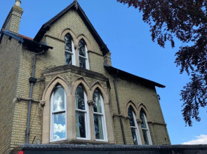 Spacious 5 Bed Apartment Ideal for Contractors with parking in Iffley, Oxford by BedsAway