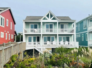 Elegant Egret 4 Bedroom Home by RedAwning