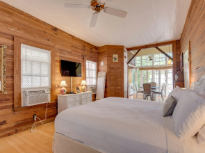 New Rose Petal Petite Suite - Pool Parking