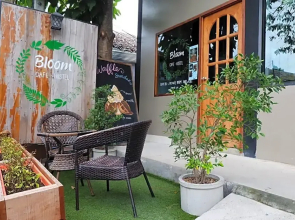 Lipe - Bloom Cafe and Hostel