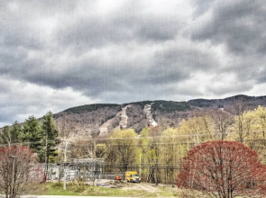 Lincoln Resort Condo w/ Pool Access - Near Hiking!