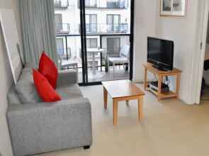 Convenient City Apartment with Pool Gym and Tennis Court