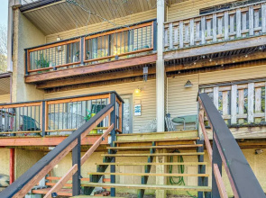 4 Mi to Greers Ferry Lake: Condo w/ Deck & Balcony