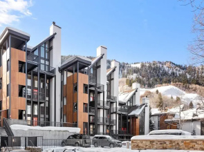 Downtown Aspen Studio Steps to Gondola & Trails - 305A